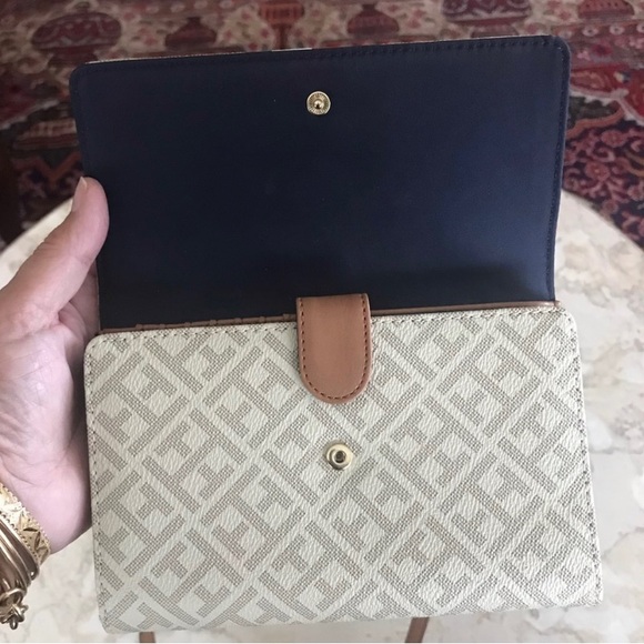 Tommy Hilfiger Cross Body Wallet/Bag - Picture 4 of 6